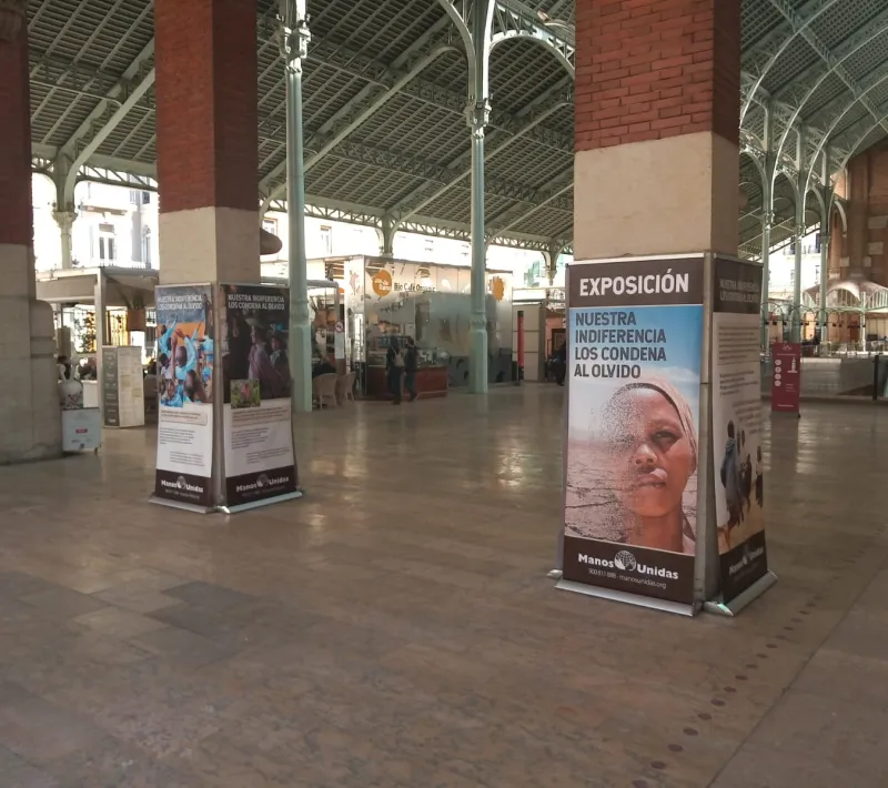 Exposición de Manos Unidas Valencia "Nuestra indiferencia los condena al olvido" en el Mercado de Colón.