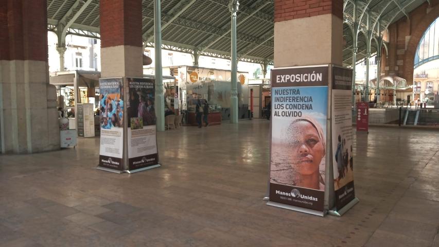 Exposición de Manos Unidas Valencia "Nuestra indiferencia los condena al olvido" en el Mercado de Colón.