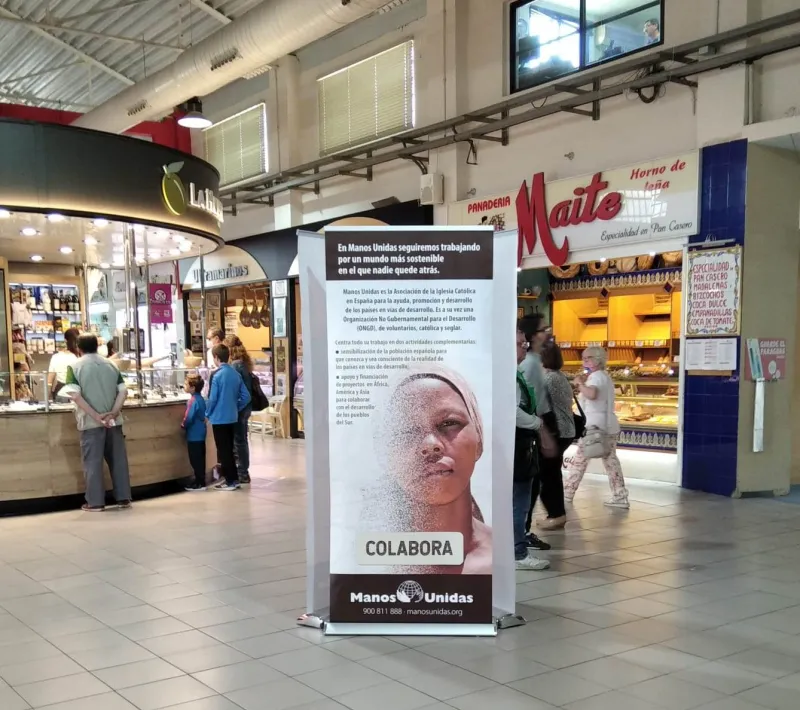 Exposición para sensibilizar contra las desigualdades en el Mercado de Sant Roc de Alcoi de la Campaña 63 de Manos Unidas.