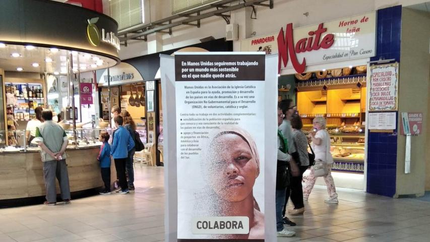 Exposición para sensibilizar contra las desigualdades en el Mercado de Sant Roc de Alcoi de la Campaña 63 de Manos Unidas.