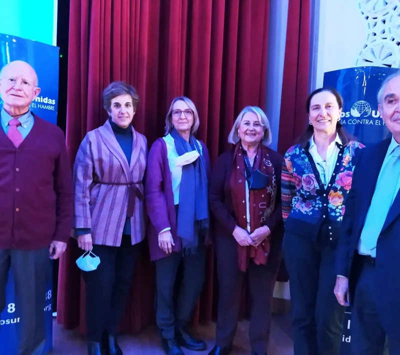 Ángel Marín, vicedelegado de Valencia; Patricia Garrido, responsable de proyectos en el Sudeste Asiático de Manos Unidas; Elena Gallego, responsable de la Zona de la Comunidad Valenciana y Baleares en el Área de Delegaciones de MMUU; Ana Ruiz Ruiz, delegada de Valencia; Marisa Elosua, coordinadora de Operación Enlace de MMUU y Eladio Seco de Herrera, tesorero.