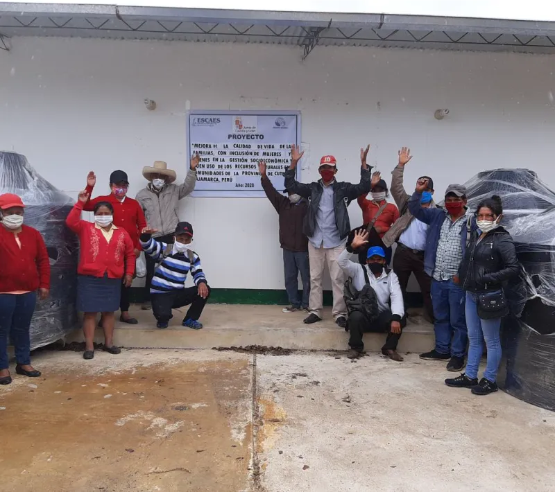 Mujeres y varones de la Comunidad de El Cardón recibiendo los tanques de polietileno de 2,500 litros de capacidad para la cosecha de agua de lluvia asociado a riego por goteo