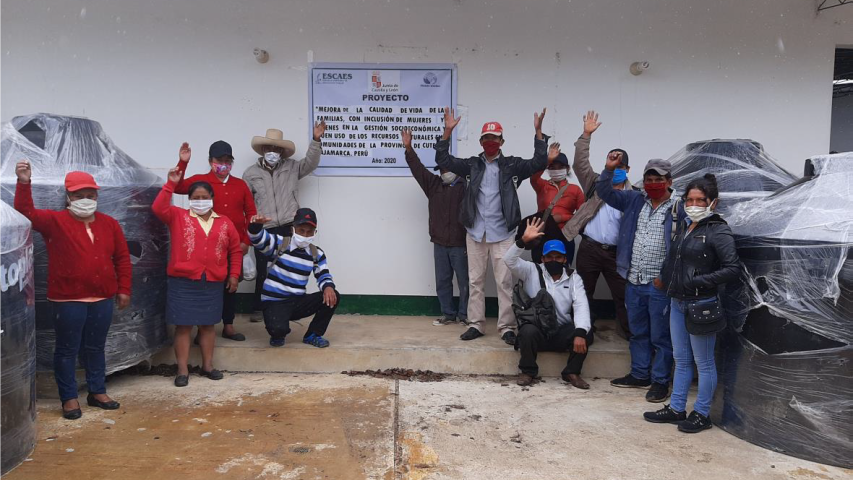 Mujeres y varones de la Comunidad de El Cardón recibiendo los tanques de polietileno de 2,500 litros de capacidad para la cosecha de agua de lluvia asociado a riego por goteo