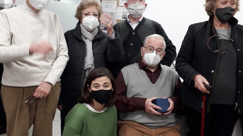 Los compañeros de Manos Unidas Valencia acompañando a Ángel Árdid el día de su despedida.