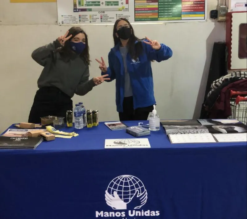 Mercadillo solidario en la comarcal de Alcoi de Manos Unidas Valencia.