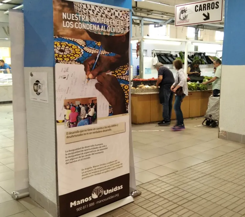 Exposición para sensibilizar contra las desigualdades en el Mercado de Sant Roc de Alcoi de la Campaña 63 de Manos Unidas.