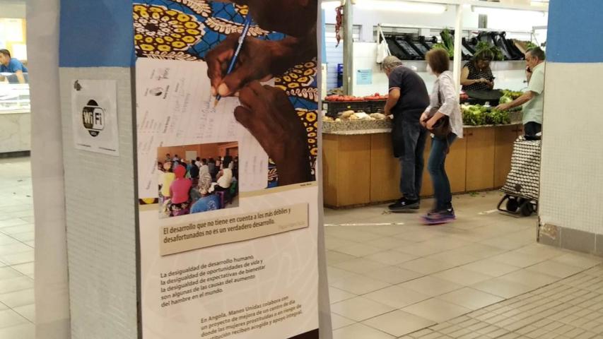 Exposición para sensibilizar contra las desigualdades en el Mercado de Sant Roc de Alcoi de la Campaña 63 de Manos Unidas.