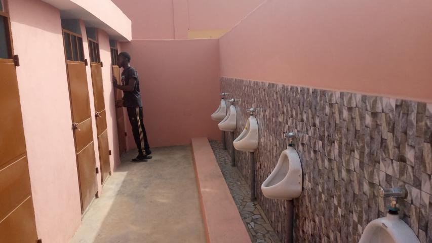 Bloque de sanitarios de la escuela María Auxiliadora en Parakou (Benín)
