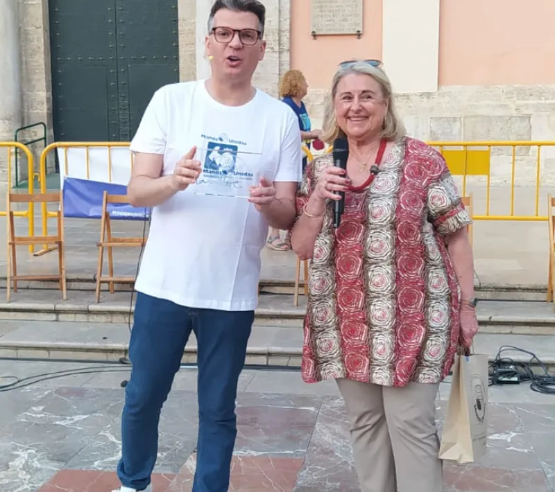 Kique Peña, presentador del evento, recibió un recuerdo de agradecimiento por su gran corazón solidario al conducir esta Cena del Hambre.