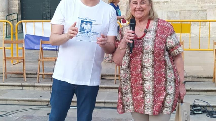 Kique Peña, presentador del evento, recibió un recuerdo de agradecimiento por su gran corazón solidario al conducir esta Cena del Hambre.