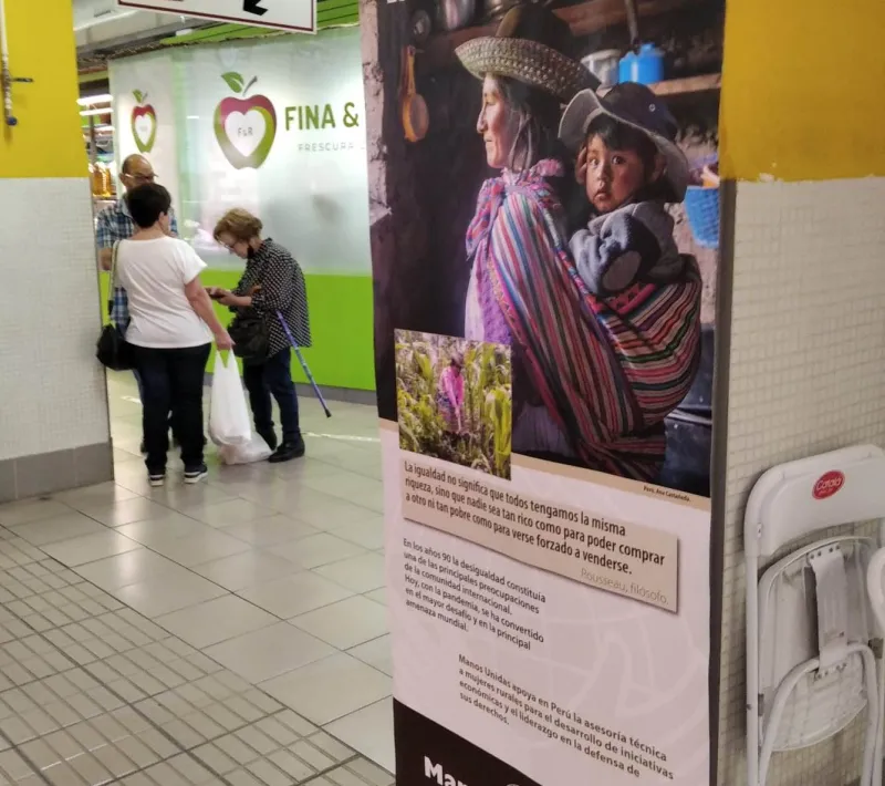 Exposición para sensibilizar contra las desigualdades en el Mercado de Sant Roc de Alcoi de la Campaña 63 de Manos Unidas.