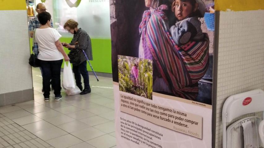 Exposición para sensibilizar contra las desigualdades en el Mercado de Sant Roc de Alcoi de la Campaña 63 de Manos Unidas.