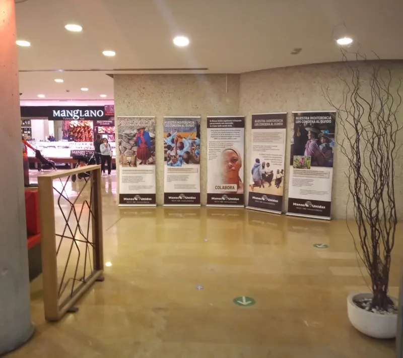 Exposición de Manos Unidas Valencia "Nuestra indiferencia los condena al olvido" en el Mercado de Colón.