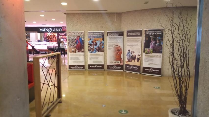 Exposición de Manos Unidas Valencia "Nuestra indiferencia los condena al olvido" en el Mercado de Colón.