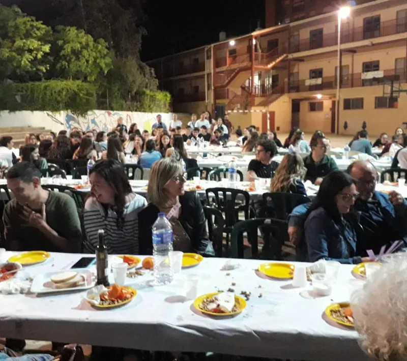 Más de 200 personas asistieron a la Cena del Hambre de Alcoy de Manos Unidas Valencia. Momento de la bendición de la mesa.