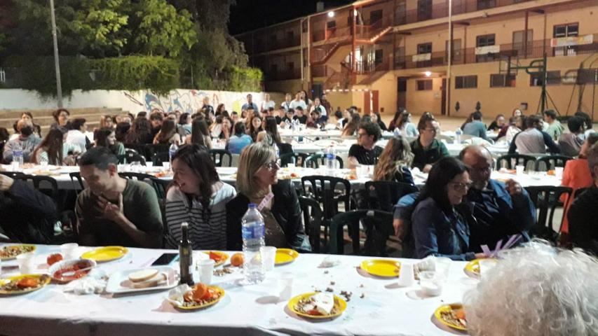 Más de 200 personas asistieron a la Cena del Hambre de Alcoy de Manos Unidas Valencia. Momento de la bendición de la mesa.
