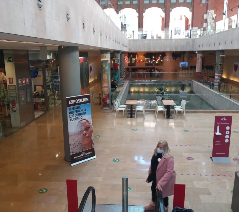 Exposición de Manos Unidas Valencia "Nuestra indiferencia los condena al olvido" en el Mercado de Colón.