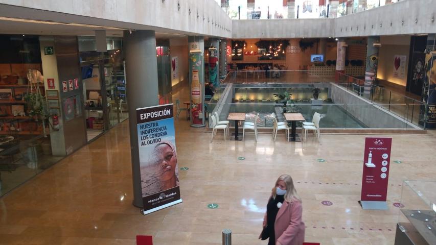 Exposición de Manos Unidas Valencia "Nuestra indiferencia los condena al olvido" en el Mercado de Colón.