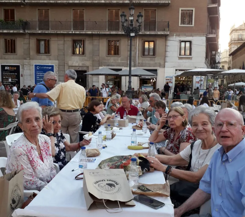 Asistentes a la Cena del Hambre de Manos Unidas Valencia.