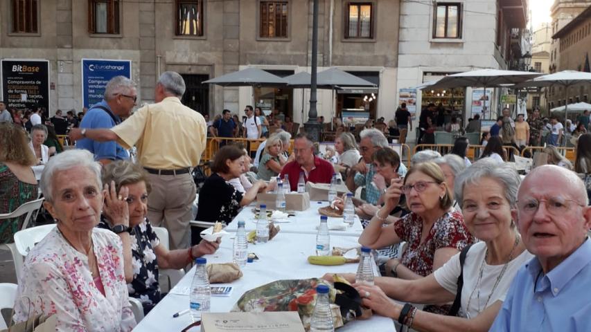 Asistentes a la Cena del Hambre de Manos Unidas Valencia.
