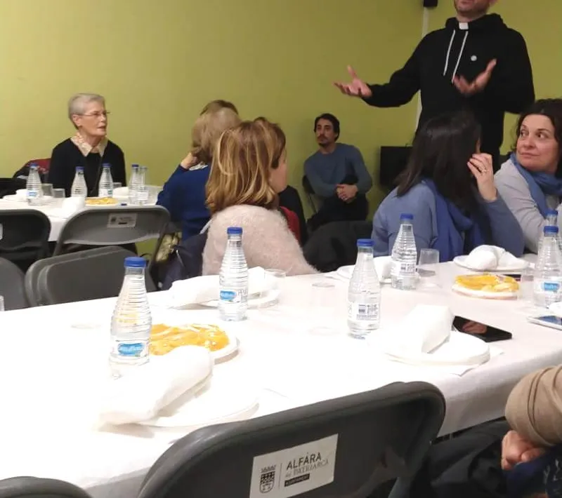 El párroco se dirigió a los asistentes a la Cena del Hambre en la delegación comarcal de Manos Unidas de Alfara del Patriarca.