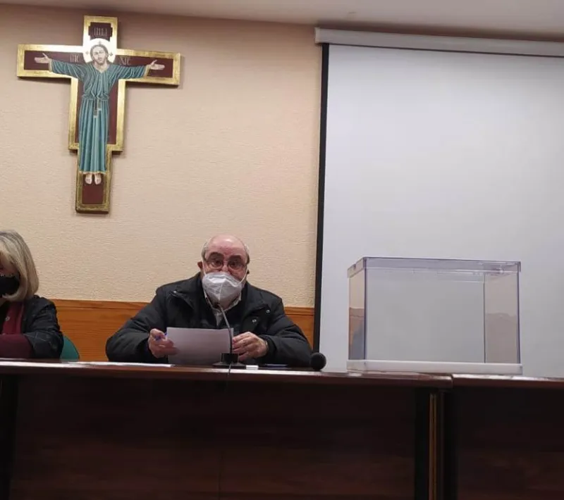 Ana Ruiz Ruiz, José García e Isabel Moleres en la Asamblea Extraordinaria para la elección de delegada.
