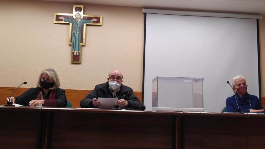 Ana Ruiz Ruiz, José García e Isabel Moleres en la Asamblea Extraordinaria para la elección de delegada.