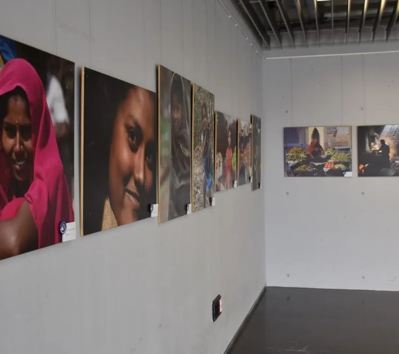 Exposición 24 horas en la vida de una mujer del siglo XXI en India, de Manos Unidas Valencia