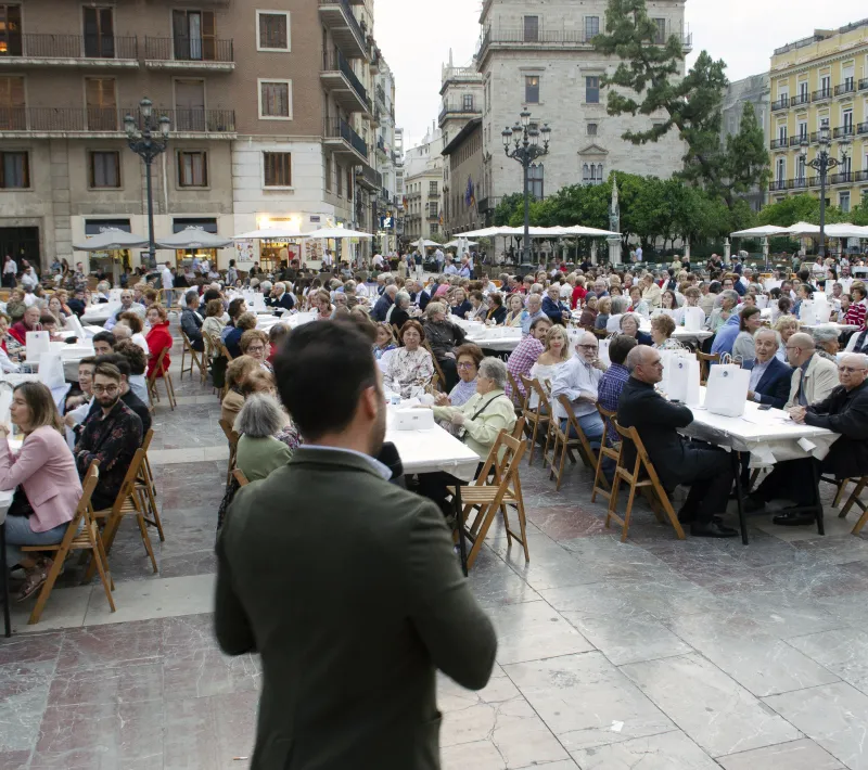 Casi 600 personas llenaron este comedor improvisado durante la Cena de Hambre