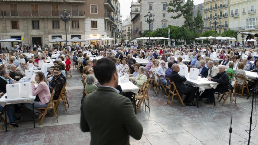 Casi 600 personas llenaron este comedor improvisado durante la Cena de Hambre