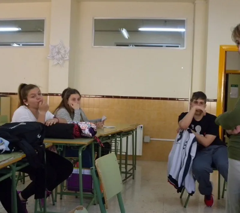a.contestando a las preguntas de segundo b
