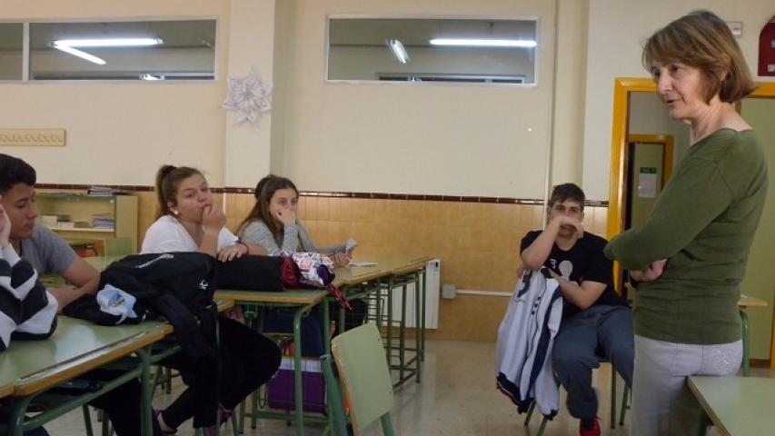 a.contestando a las preguntas de segundo b