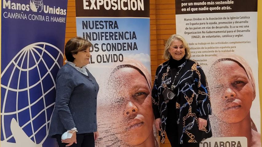 Manoli Nieto y Ana Ruiz apoyando la Campaña "Nuestra indiferencia los condena al olvido"
