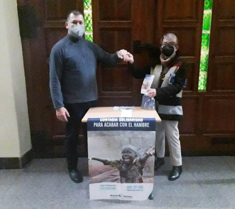Las voluntarias de Buñol difunden la campaña "Contagia Solidaridad" entre sus vecinos. Manos Unidas Valencia.