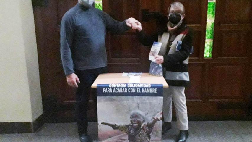Las voluntarias de Buñol difunden la campaña "Contagia Solidaridad" entre sus vecinos. Manos Unidas Valencia.