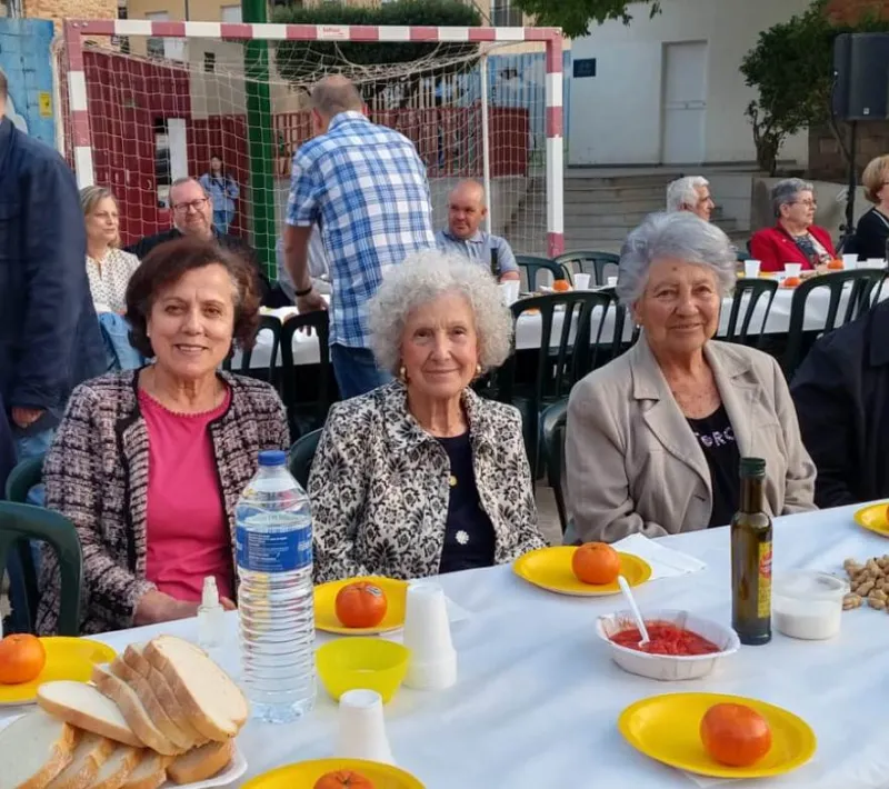 Más de 200 personas asistieron a la Cena del Hambre de Alcoy de Manos Unidas Valencia. Momento de la bendición de la mesa.