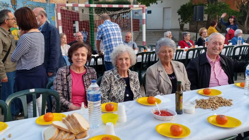 Más de 200 personas asistieron a la Cena del Hambre de Alcoy de Manos Unidas Valencia. Momento de la bendición de la mesa.