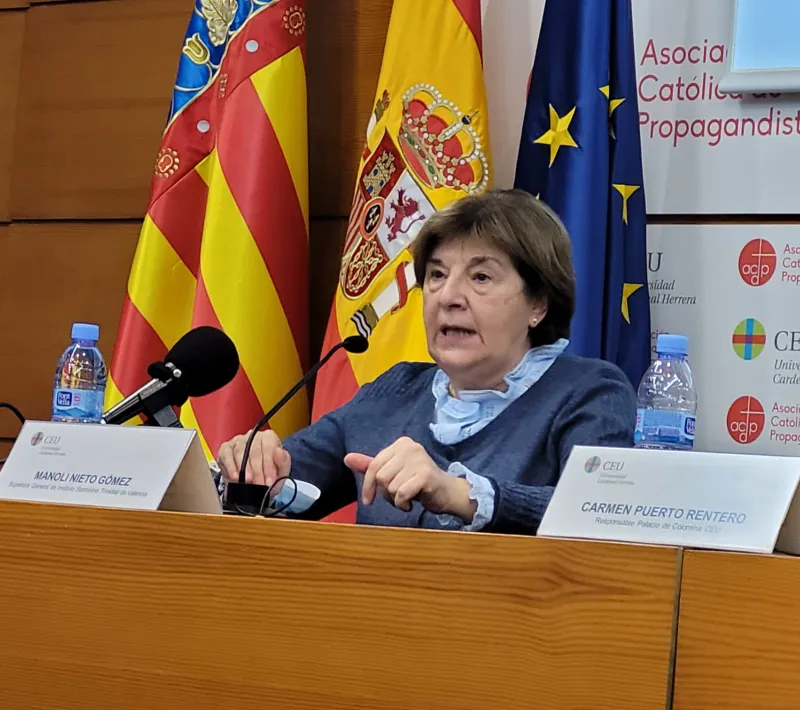 Manoli Nieto, trinitaria y misionera, dando su testimonio para Manos Unidas Valencia.