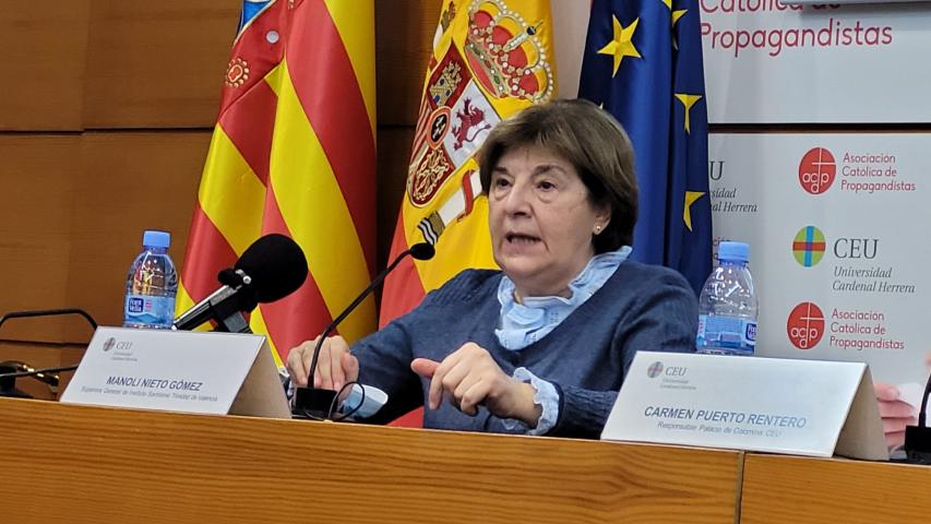 Manoli Nieto, trinitaria y misionera, dando su testimonio para Manos Unidas Valencia.