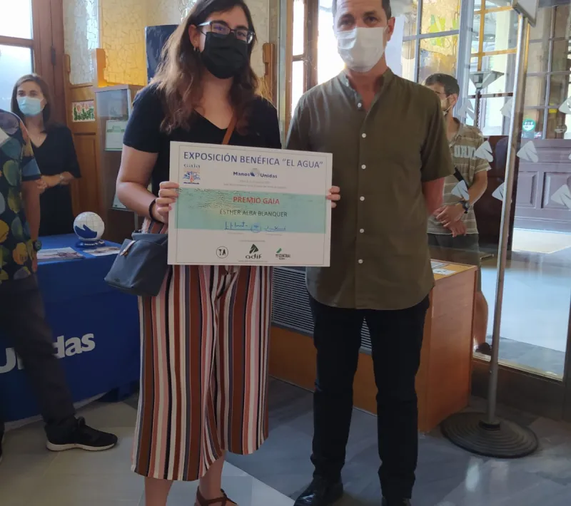 Ester Blanquer posa con el diploma que la acredita como ganadora del premio de la Escuela Gaia junto con el directo José María Paya.