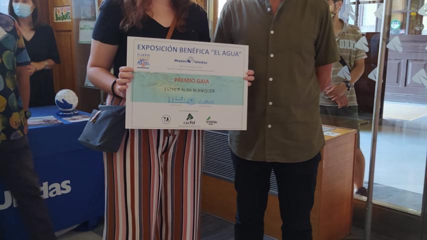 Ester Blanquer posa con el diploma que la acredita como ganadora del premio de la Escuela Gaia junto con el directo José María Paya.
