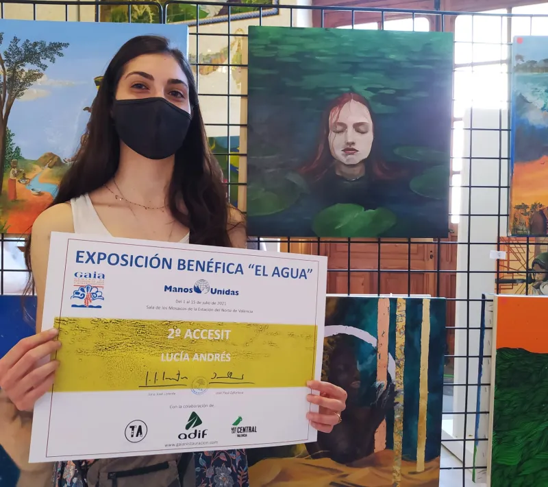 Lucía Andrés junto a "El sueño de piscis" con el que se llevó el segundo accesit.