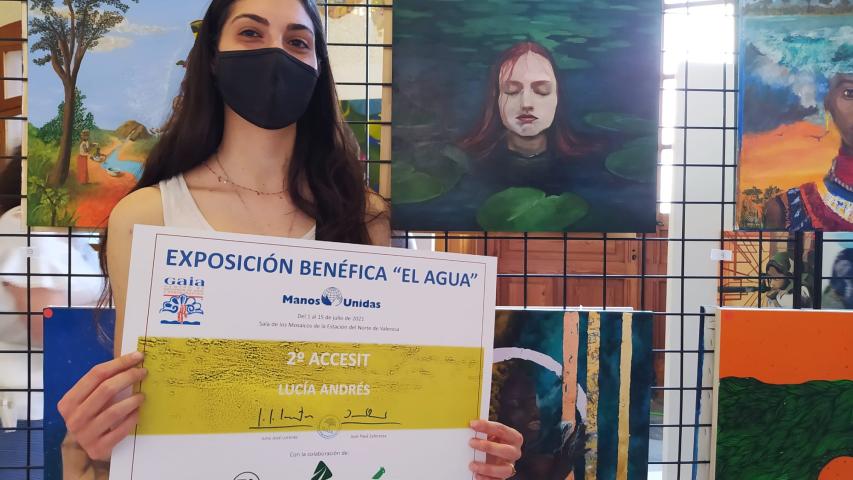 Lucía Andrés junto a "El sueño de piscis" con el que se llevó el segundo accesit.