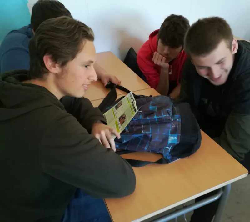 Alumnos de bachillerato llevando a cabo la actividad