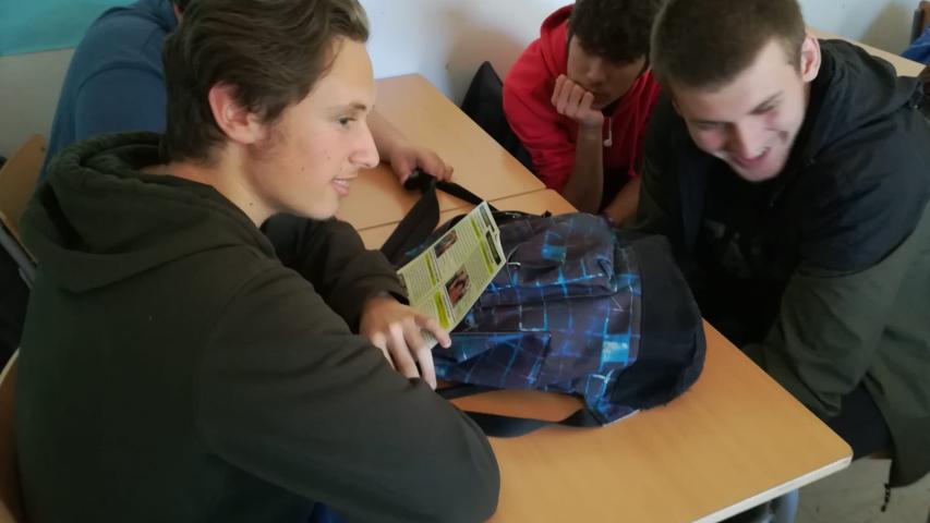 Alumnos de bachillerato llevando a cabo la actividad