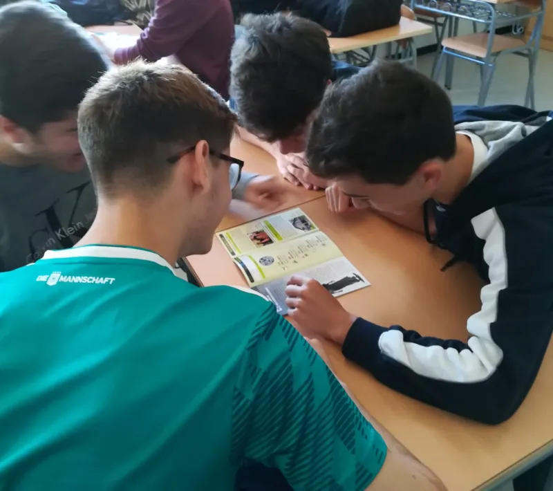 Alumnos de bachillerato llevando a cabo la actividad