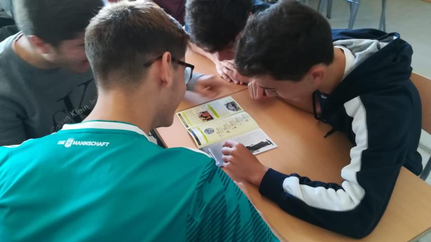 Alumnos de bachillerato llevando a cabo la actividad