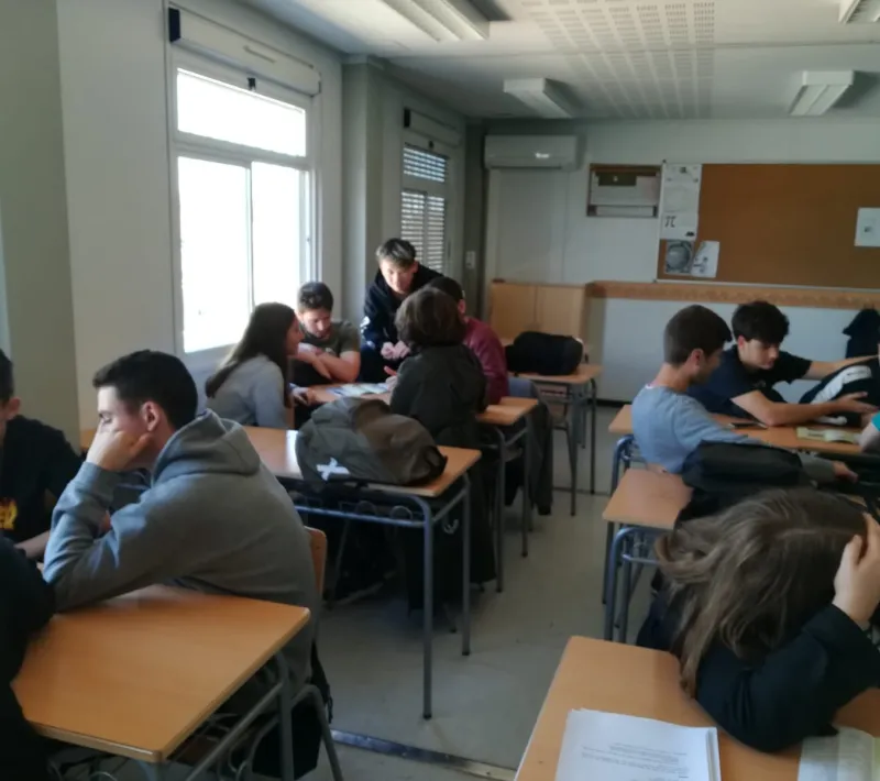 Alumnos de bachillerato trabajando las actividades