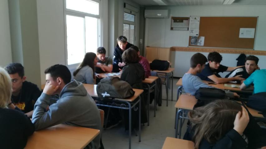 Alumnos de bachillerato trabajando las actividades