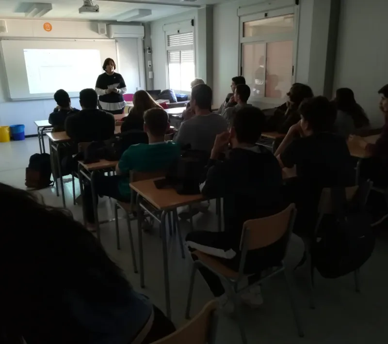 Elisenda explicando la misión de Mans Unides